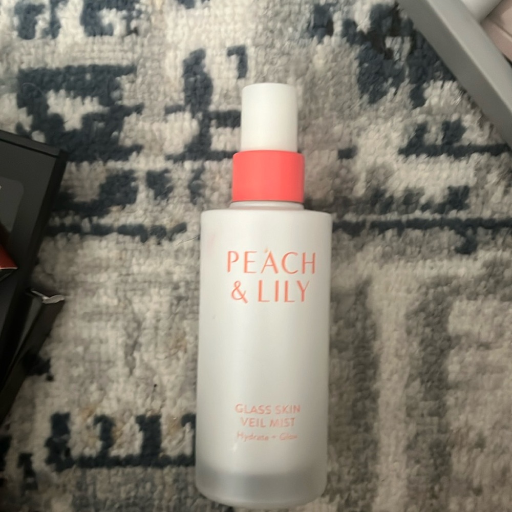 Peach & Lilly Glass Skin Veil mist